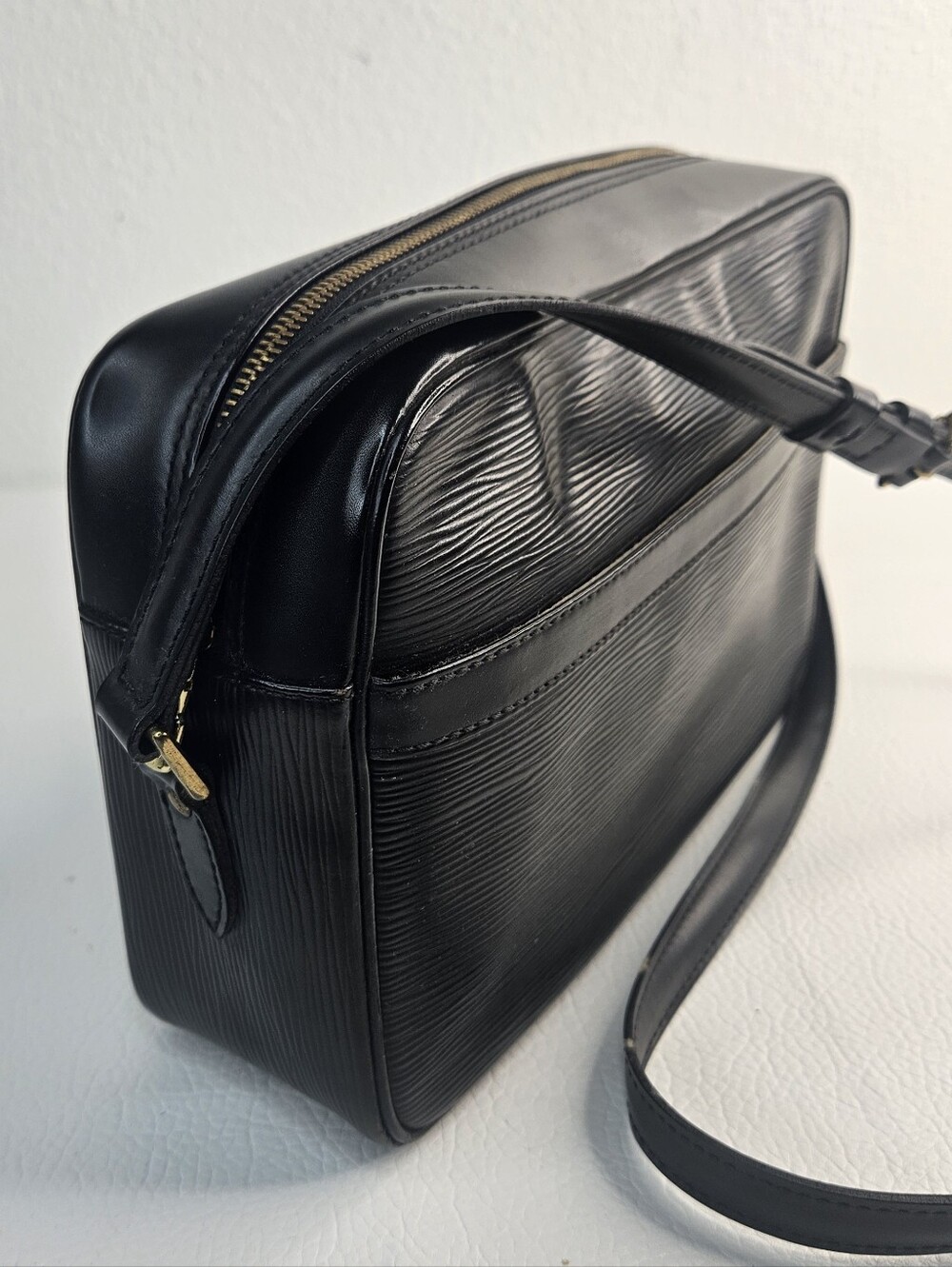 Authentic Louis Vuitton Trocadéro 27 EPI Crossbody Shoulder Bag w/dustcover - Picture 4 of 16